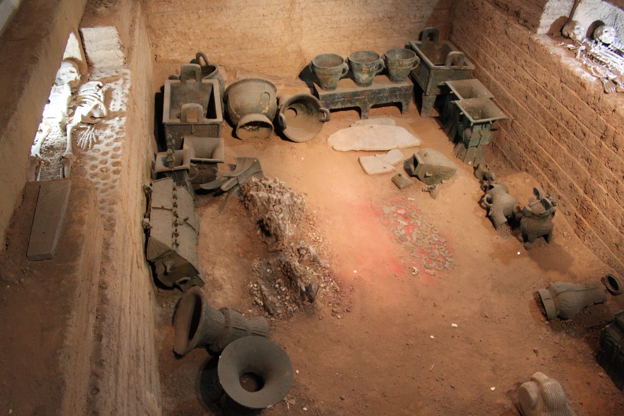Protected modern presentation of the Fu Hao tomb site