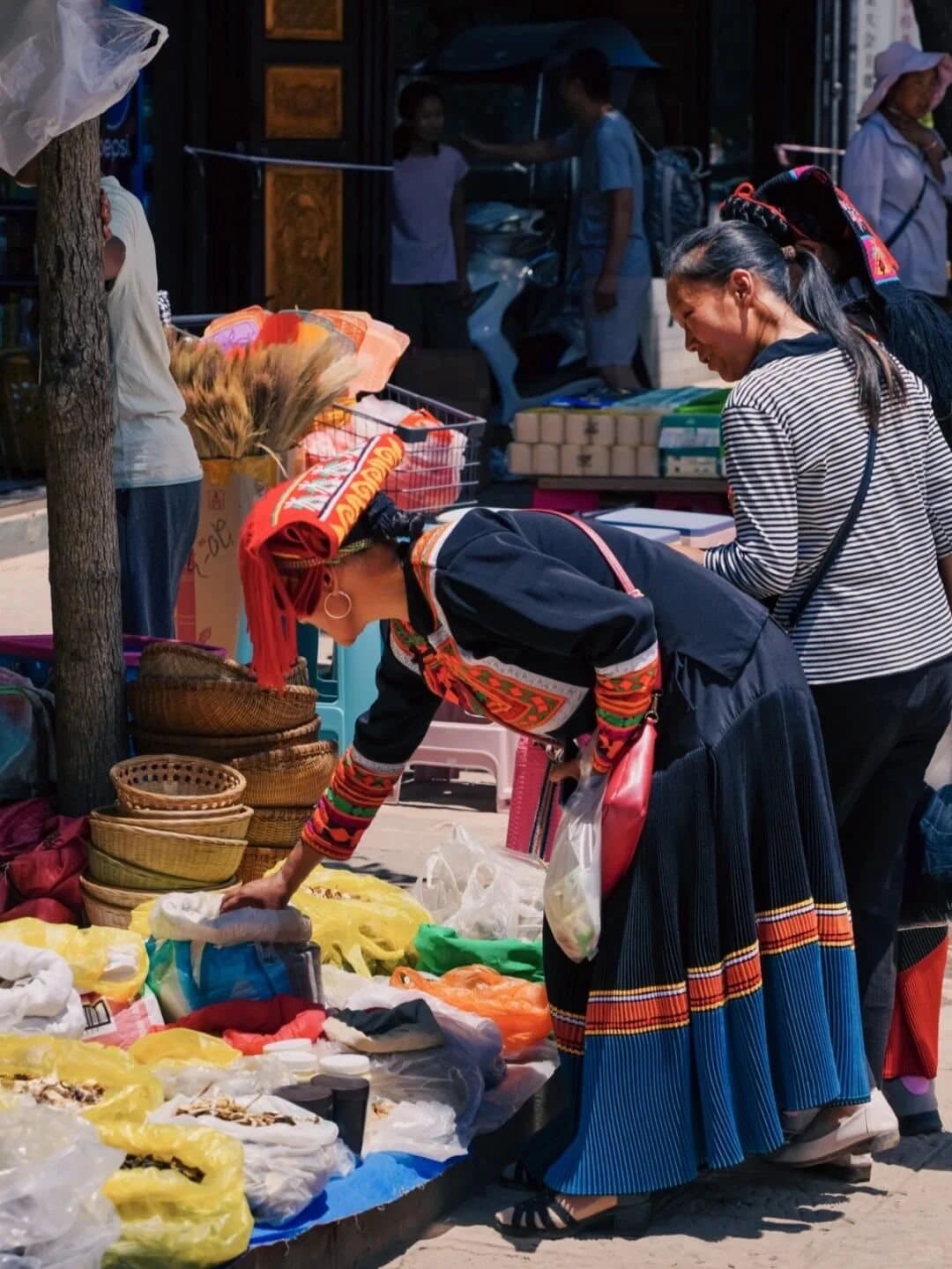 Shaxi Ancient Town — a vendor and shopper at Friday Market