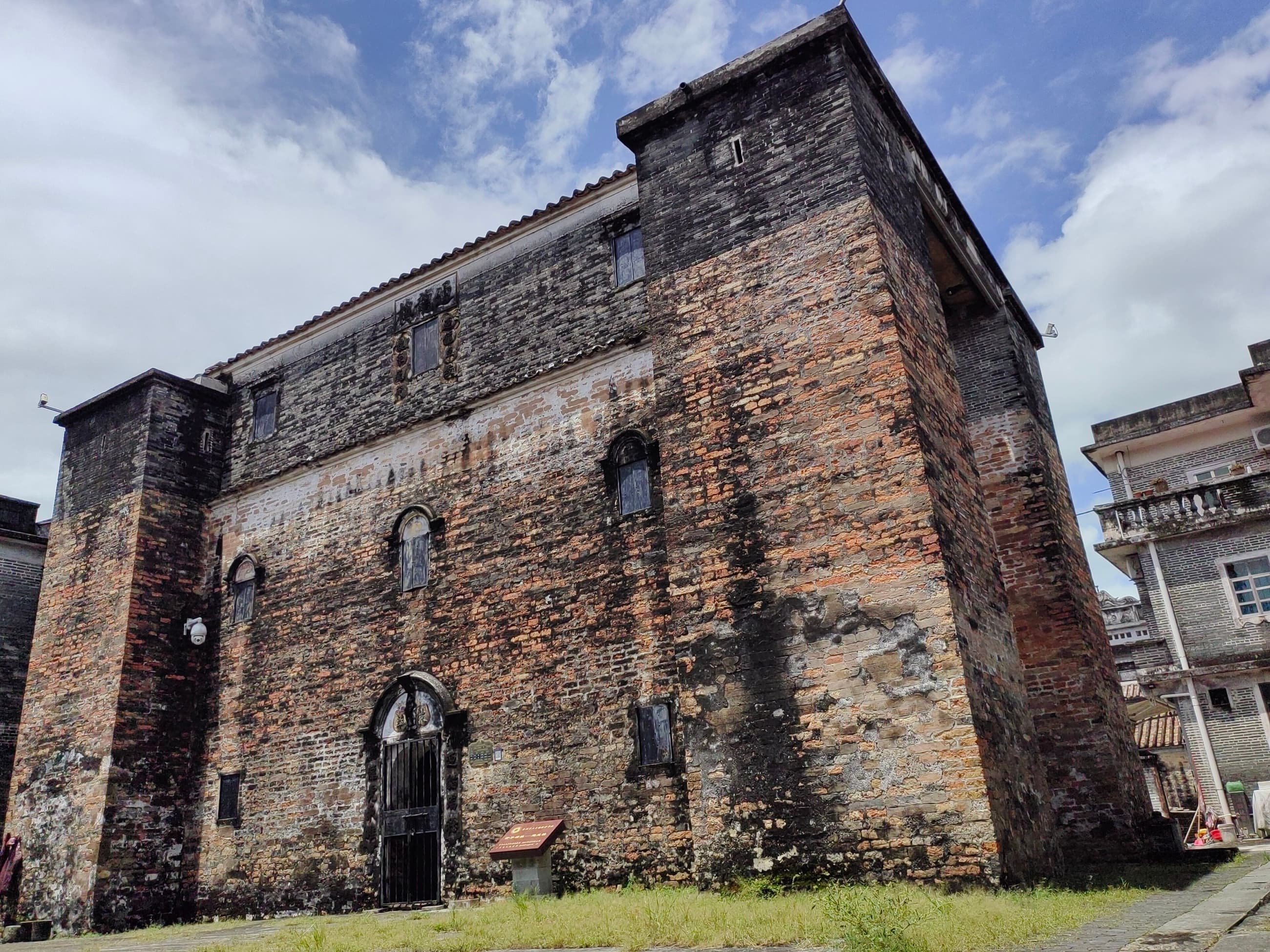 Fortified Yinglong Lou in Kaiping