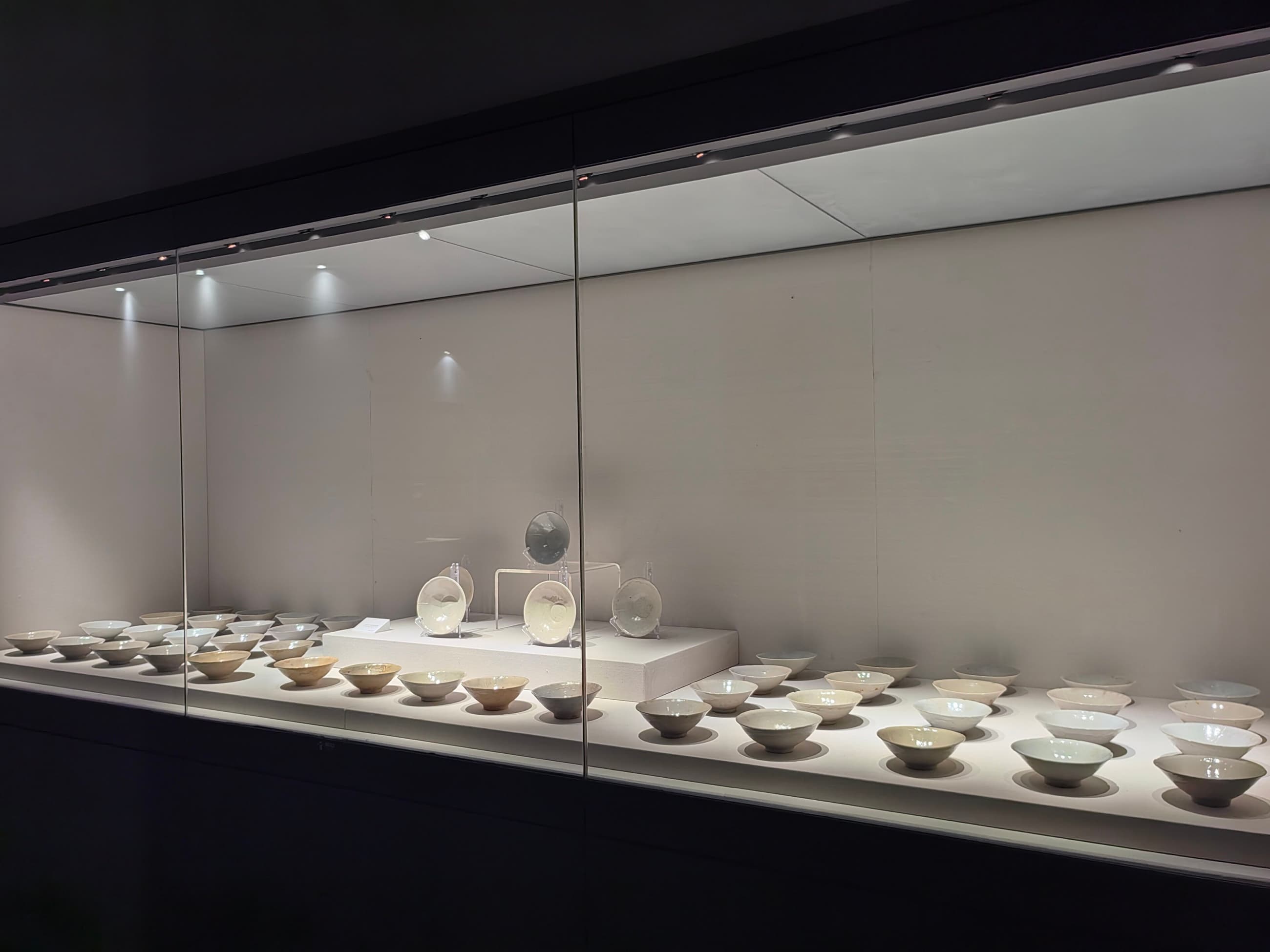Bluish-white glazed bowls recovered from Nanhai No. 1